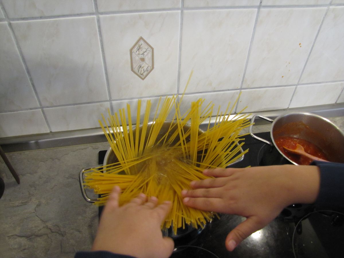 Spaghetti unter Wasser drücken
